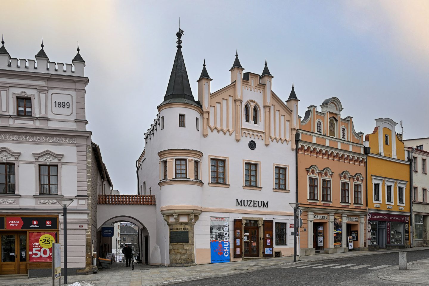 Komentovaná prohlídka a beseda k výstavě SKLO A SVĚTLO