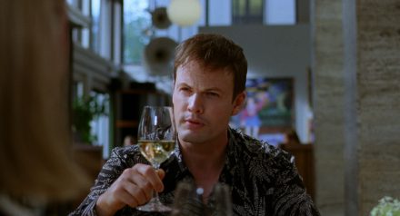 Eirik Sæther se sklenicí vína