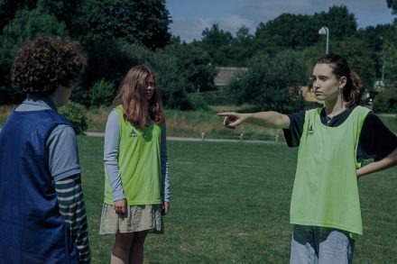 To, co začne jako nevinná hra se promění ve spirálu psychologického násilí