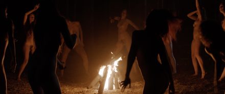 Atmosférický psychologický horor Světlonoc pracuje s tradicemi jako zdrojem zděšení a strachu