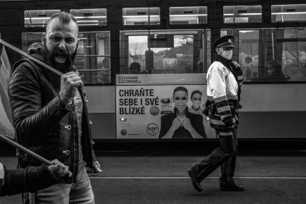 Byli jsme best in covid? Kdo měl plán: lidstvo, nebo virus? Filmový štáb Víta Klusáka (V síti) a Mariky Pecháčkové se na jaře 2020 vydal do prázdných ulic a dva roky sledoval reakce české společnosti na pandemii covid-19 v odrazu vládních nařízení