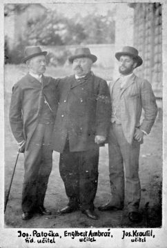 učitel Engelbert Ambrož (uprostřed) s kolegy